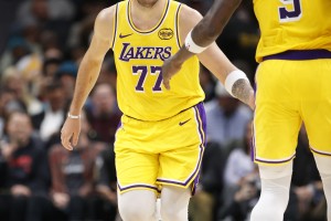 东契奇：艾顿下半场在攻防两端表现太棒了 他对我们至关重要！